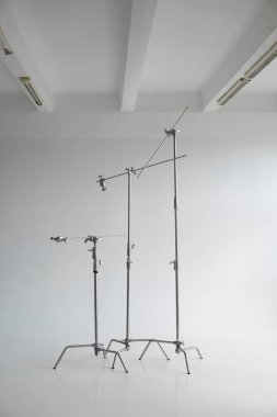 Profesyonel ışıklandırma ekipmanları, flaşlar, tribünler. Modern fotoğraf stüdyosunda siklonama