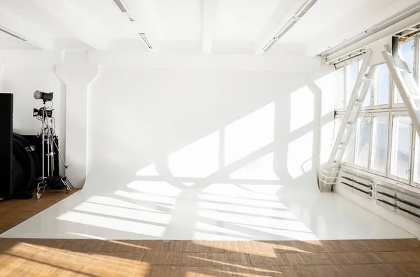 Profesyonel Işıklandırma Ekipmanları Flaşlar Dev Pencereli Modern Bir Fotoğraf Stüdyosunun — Stok fotoğraf