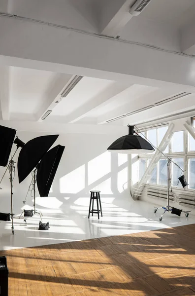 Profesyonel Işıklandırma Ekipmanları Flaşlar Dev Pencereli Modern Bir Fotoğraf Stüdyosunun — Stok fotoğraf
