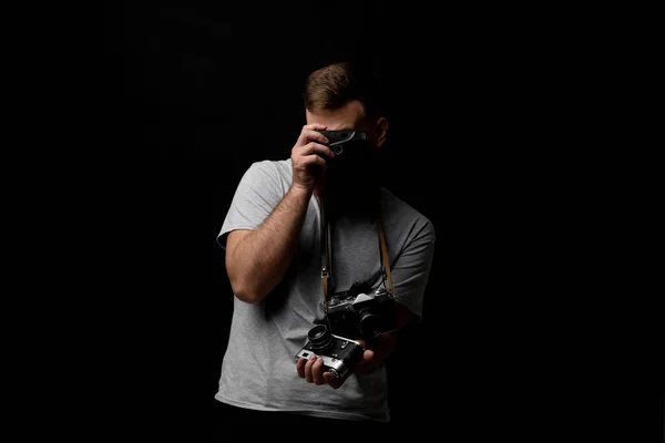 Brodaty Profesjonalny Fotograf Szarym Shircie Kilkoma Różnymi Kamerami Rękach Ramieniu — Zdjęcie stockowe
