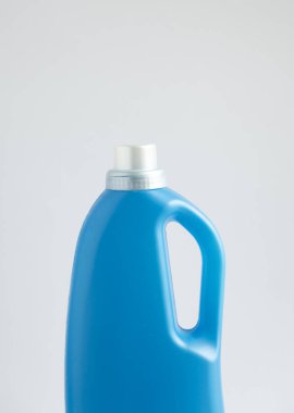 Beyaz arka planda izole edilmiş mavi plastik deterjan şişesi. Çamaşır konteynırı, ürün şablonu. Ürün tasarımı. Model