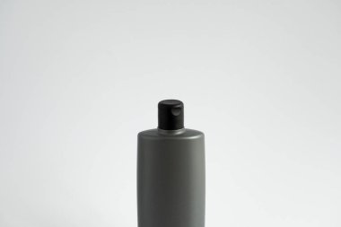 Siyah şampuan ambalaj modeli. Erkekler için dikey boş plastik kozmetik paketi, beyaz arka planda izole edilmiş. Saç kremi kabı, saç durulama.