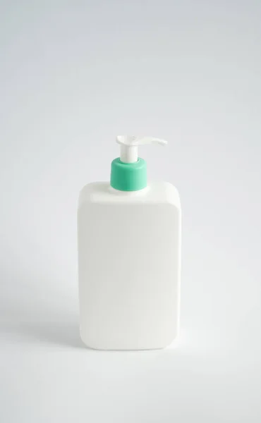 Grande Bouteille Plastique Blanc Avec Distributeur Pompe Comme Récipient Liquide — Photo