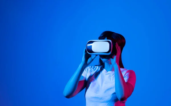 Kvinnelig Spiller Går Inn Spill Med Virtuelle Virkelighetsbriller Neonlys Ung – stockfoto