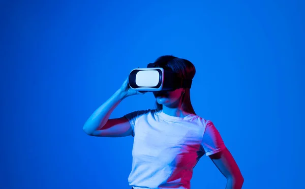 Brunette Woman Glasses Confident Young Woman Virtual Reality Headset Pointing — Foto de Stock