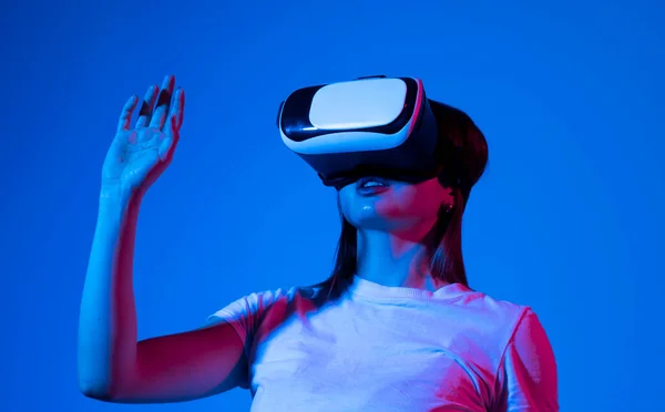 Brunette Woman Virtual Reality Headset Playing Video Games Friends Gesturing — Foto de Stock
