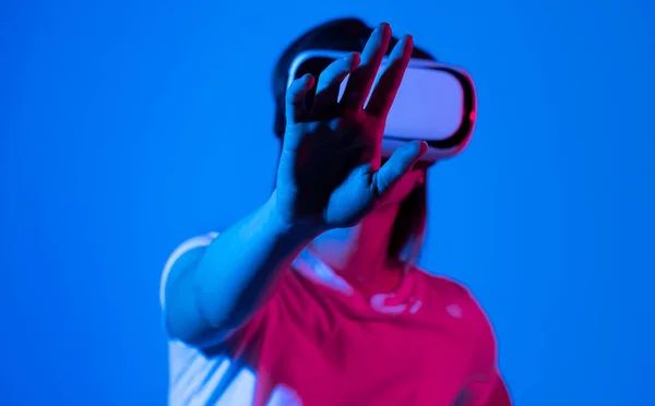 Jugadora Entrando Juego Mientras Usa Gafas Realidad Virtual Luz Neón — Foto de Stock