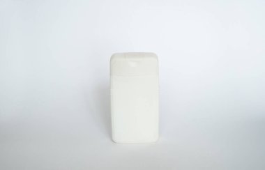 Beyaz arkaplanda beyaz markasız şampuan, jöle ve sabun şişesi var. Kopya alanı ile kozmetik paketleme