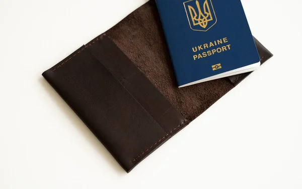 Beyaz Arka Planda Deri Kapaklı Seçici Odaklı Ukrayna Pasaportu Ukrayna — Stok fotoğraf