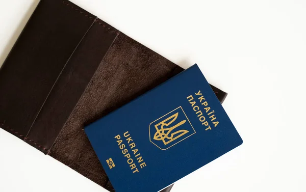 Український Біометричний Паспорт Справжнім Шкіряним Покриттям Білому Тлі — стокове фото