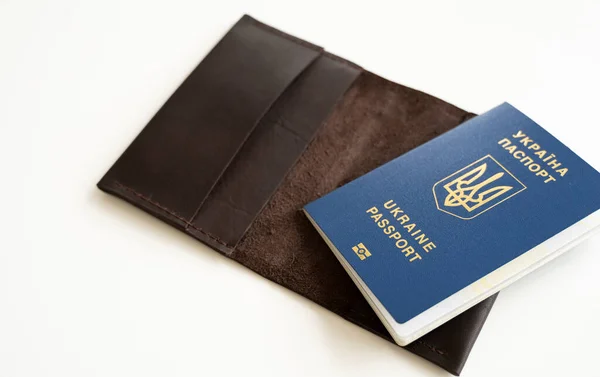 Український Паспорт Шкіряним Покриттям Білому Тлі Вибірковий Фокус Посилання Паспорт — стокове фото