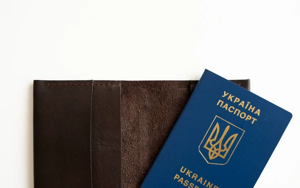 革パスポートカバーのウクライナの生体パスポートIdは テーブルの上にビザなしでヨーロッパを旅行する ウクライナのパスポートに記載されている — ストック写真