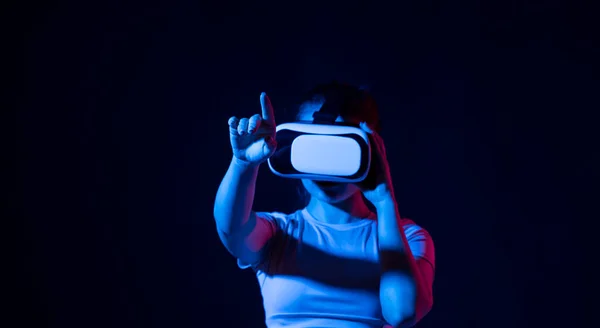 Kvinne Som Bruker Virtuelle Virkelighetsbriller Studio Forretningskvinne Som Bruker Beskyttelsesbriller – stockfoto
