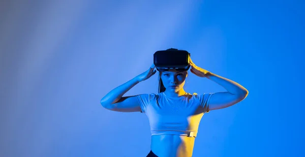 Ung Kvinna Klädd Virtual Reality Goggles Och Speasing Med Vän — Stockfoto