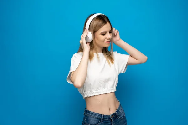 Joven Mujer Rubia Con Auriculares Escuchando Música Music Chica Adolescente —  Fotos de Stock