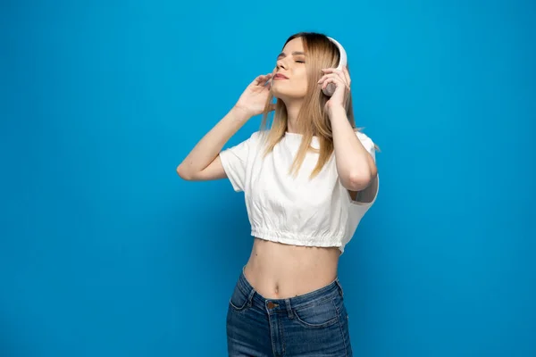Portret Van Mooi Vrolijk Meisje Luisteren Muziek Geïsoleerd Helder Blauw — Stockfoto