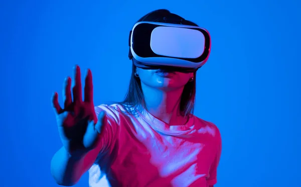 Mujer Morena Con Auriculares Tocando Algo Que Mundo Virtual Tecnología — Foto de Stock