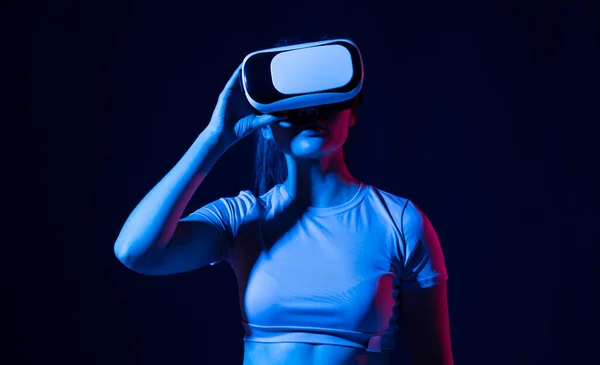 Woman Using Virtual Reality Glasses Headset Pointing Objects Metaverse Virtual — Stock Fotó