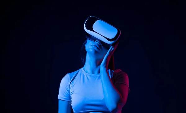 Brunetka Słuchawkami Dotykająca Czegoś Widzi Wirtualnym Świecie Futurystyczna Technologia Kobieta — Zdjęcie stockowe