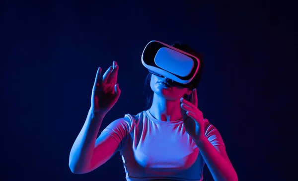 令人惊讶的女性戴Vr眼镜耳机与网络互动 同时拥有虚拟现实的经验 未来的技术概念 Metaverse — 图库照片