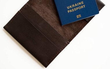 Masada vizesiz Avrupa seyahati için deri pasaport kapağındaki Ukrayna biyometrik pasaportu. Ukrayna Ukrayna pasaportlu.