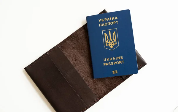 Украинский Паспорт Кожаным Чехлом Белом Фоне Избирательный Фокус Надпись Паспорте — стоковое фото