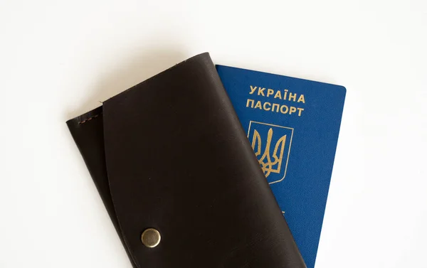 白い背景に本革財布とウクライナの生体パスポートId — ストック写真