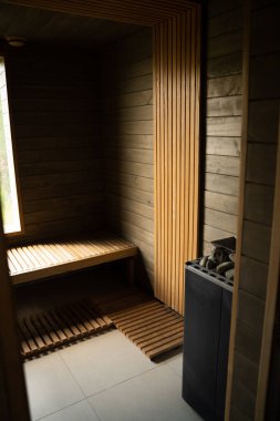 Modern lüks otellerde ahşap duvarlı ve banklı boş geleneksel finiş sauna odasının içi.