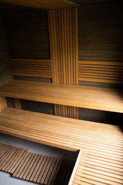 Finlandiya saunasının içi, sıcak buharlı klasik ahşap sauna. Ahşap iç banyolar, ahşap banklar, sauna, spa kompleksi.