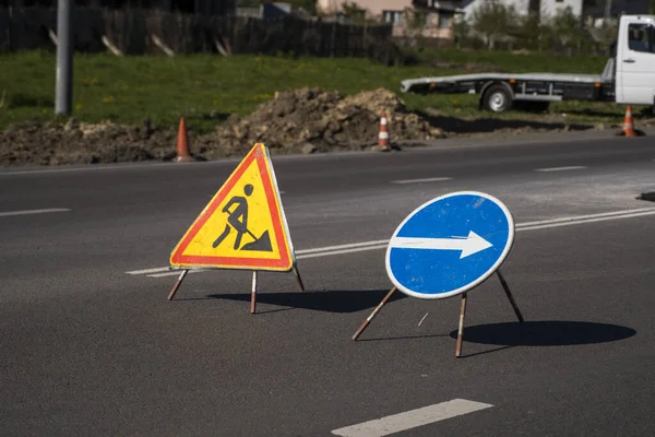道路工事に関する青と黄色の赤い安全標識 道路は工事中または修理中です キャリアの途中で修理作業 選択的フォーカス ストック写真