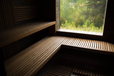 Ahşap Finlandiya saunasının içi. Klasik ahşap sauna