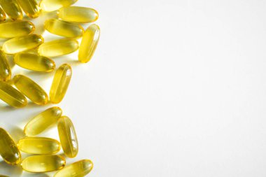 Beyaz arka planda izole edilmiş balık yağı takviye kapsüllerini kapatın. Kapsül Yığını Omega 3