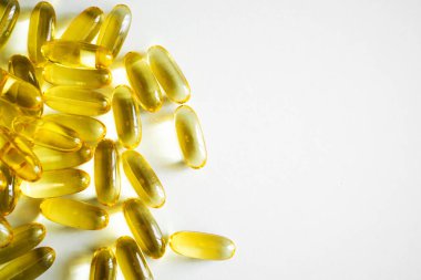 Jel kapsülleri morina yağı omega-3 beyaz arka planda. Besleyici takviye
