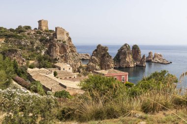 Scopello 'nun (Faraglioni e Vecchia Tonnara di Scopello) Sicilya' nın başkenti Sicilya 'da harika bir manzarası vardır..