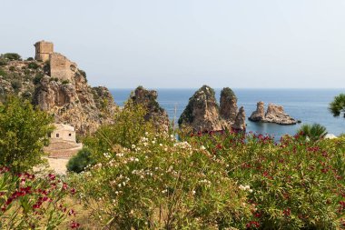 Scopello 'nun (Faraglioni e Vecchia Tonnara di Scopello) Sicilya' nın başkenti Sicilya 'da harika bir manzarası vardır..