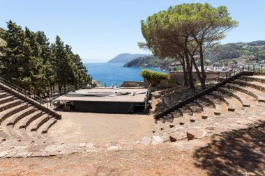 Lipari 'deki Sarcofagi ve Yunan Tiyatrosu manzaraları, Messina, İtalya.