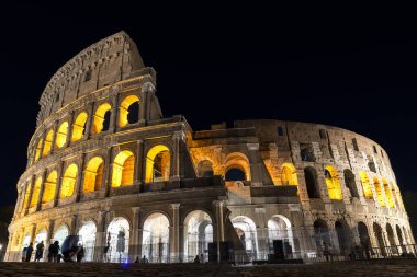 Roma Kolezyumu 'nun (Colosseo Romano) Roma' daki dış mimari manzaraları, Lazio ili, İtalya. (Gece)).
