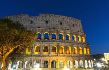 Roma Kolezyumu 'nun (Colosseo Romano) Roma' daki dış mimari manzaraları, Lazio ili, İtalya. (Gece)).