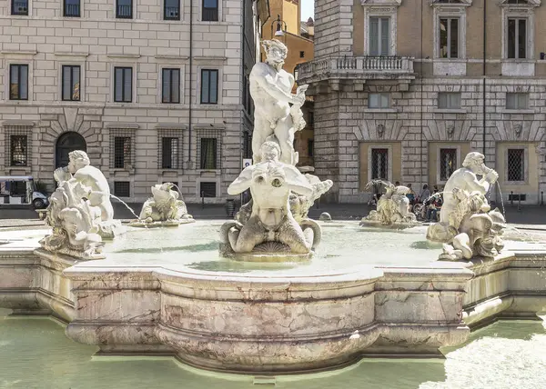 Roma, Lazio Eyaleti, İtalya 'da Piazza Navona' da (Navona Meydanı) yürüyüş. 