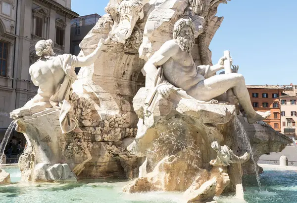 Roma, Lazio Eyaleti, İtalya 'da Piazza Navona' da (Navona Meydanı) yürüyüş. 