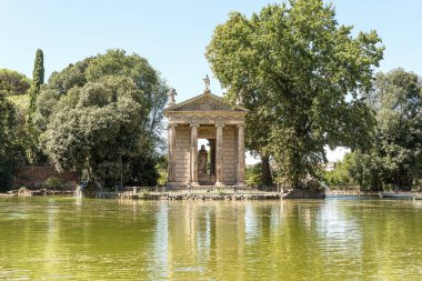 İtalya 'nın Lazio Eyaleti, Roma' daki Villa Borghese Gardens 'taki Aesculapius Tapınağının Panoramik Manzaraları.