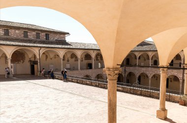 Umbria, Perugia Eyaleti, İtalya 'daki Aziz Francis Bazilikası' nın (Basilica di San Francesco dAssisi) dini mimarisi. Bölüm I).