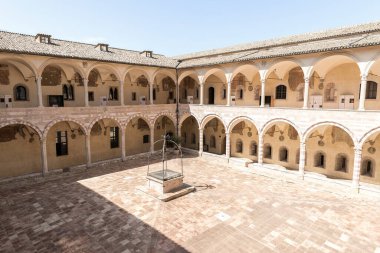 Umbria, Perugia Eyaleti, İtalya 'daki Aziz Francis Bazilikası' nın (Basilica di San Francesco dAssisi) dini mimarisi. Bölüm I).