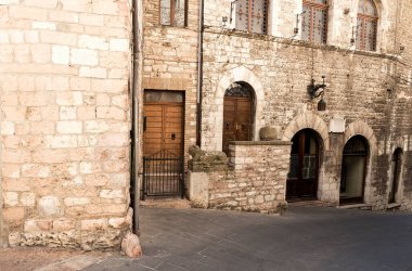 Assisi sokaklarının şehir mimarisi, Perugia Eyaleti, Umbria, İtalya.