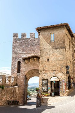 Assisi sokaklarının şehir mimarisi, Perugia Eyaleti, Umbria, İtalya.