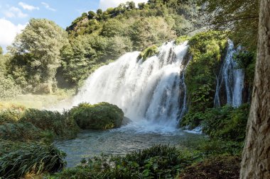 Umbria, Terni Eyaleti, İtalya 'da Marmore Şelaleleri' nin (Cascata delle Marmore) harika Doğal Sahneleri).