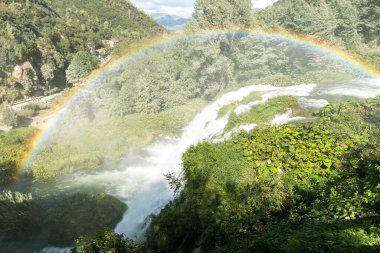 Umbria, Terni Eyaleti, İtalya 'daki Marmore Şelalesinin (Cascata delle Marmore) Harika Doğal Sahneleri).