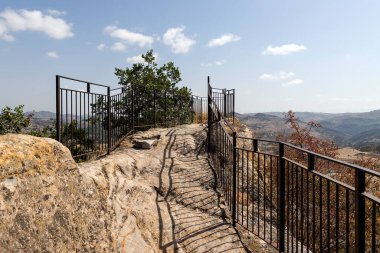 İtalya 'nın Sicilya kentindeki Sperlinga Kalesi' nin (Castello di Sperlinga) mimari görüşleri. Bölüm II)