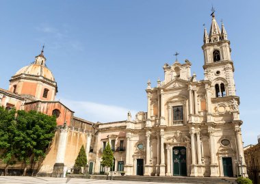 İtalya 'nın Sicilya eyaletindeki Acireale şehrinde dini mimarlık. (Basilica Collegiata dei Santi Apostoli Pietro e Paolo)