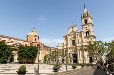 İtalya 'nın Sicilya eyaletindeki Acireale şehrinde dini mimarlık. (Basilica Collegiata dei Santi Apostoli Pietro e Paolo)